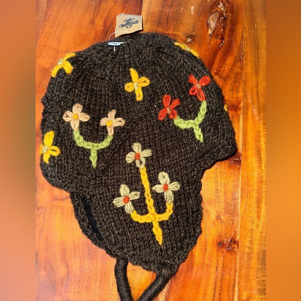 Handcrafted by Napalis artisans Chullo Knit Nepal Wool Hat, Green Flowers w/ties - Picture 3 of 9
